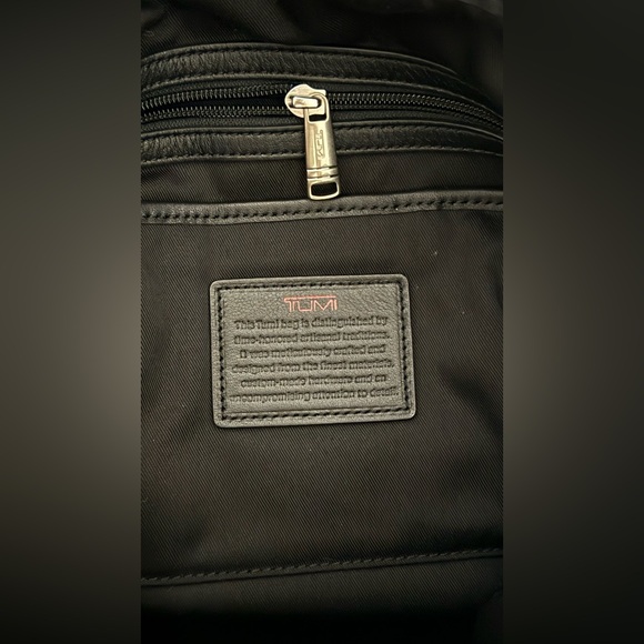 TUMI Leather Shoulder Bag Men’s Business Casual Black Luxury - Picture 7 of 9